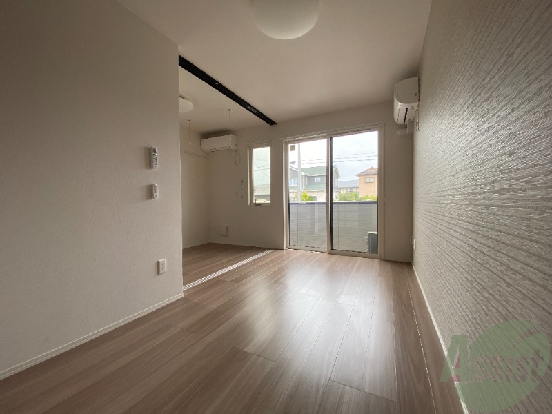 居室・リビング　日当たりも良く広々としたお部屋でゆったり休めます。