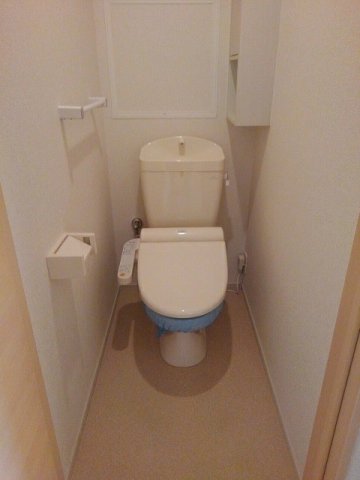 トイレ　落ち着いた色調のトイレです