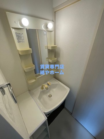 洗面設備　独立洗面台、小物を置くことができて便利です