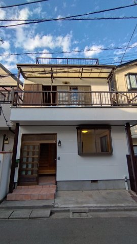 建物外観　鉄骨2階建て。屋上にも上がれます。ガーデニングに如何でしょう