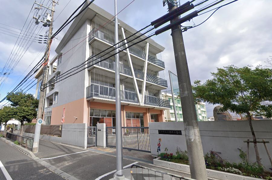 小学校　豊中市立小曽根小学校（小学校）まで91m