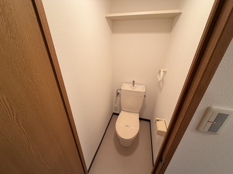 東急田園都市線 駒沢大学駅 徒歩9分 3階建 築28年のトイレ写真