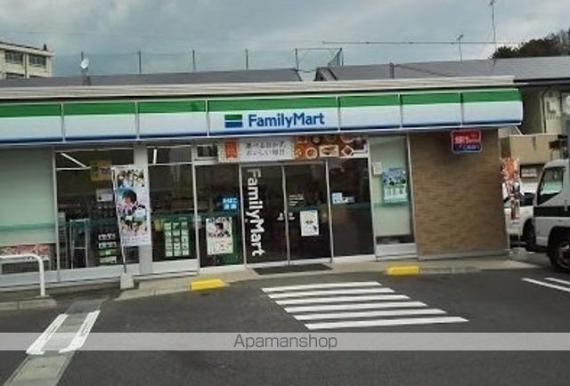 コンビニ　ファミリーマート（コンビニ）まで940m