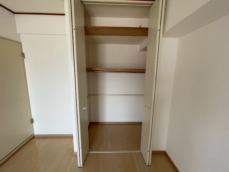 収納　寝室の収納です。部屋がすっきり片付きます。