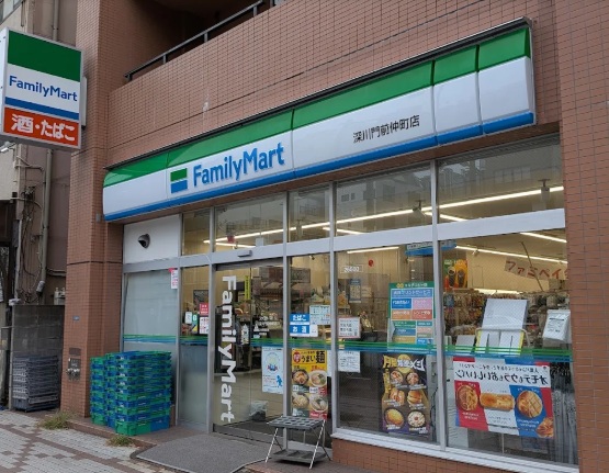 コンビニ　ファミリーマート深川門前仲町店（コンビニ）まで162m