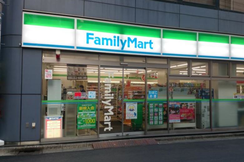 コンビニ　ファミリーマート 内神田一丁目店（コンビニ）まで56m