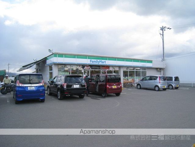 コンビニ　ファミリーマート（コンビニ）まで1112m