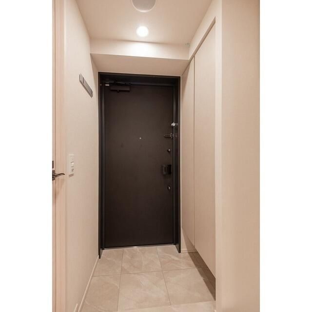 玄関　写真は同タイプ住居です。