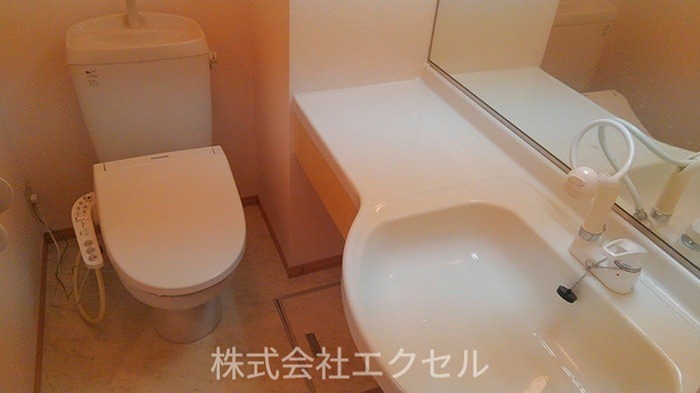 トイレ　温水洗浄便座です。