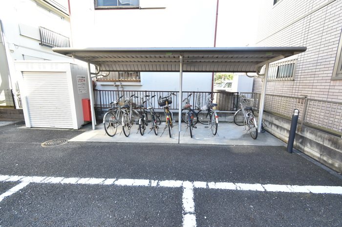 その他共有部分　屋根付きの駐輪場です。