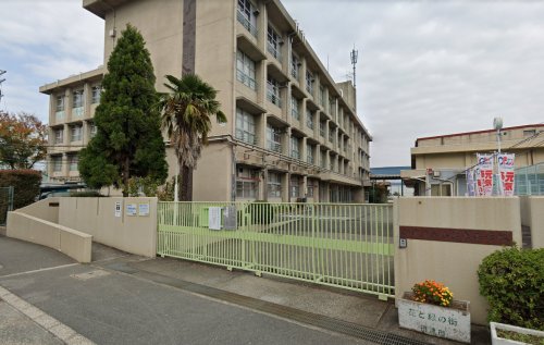 小学校　摂津市立鳥飼東小学校（小学校）まで981m