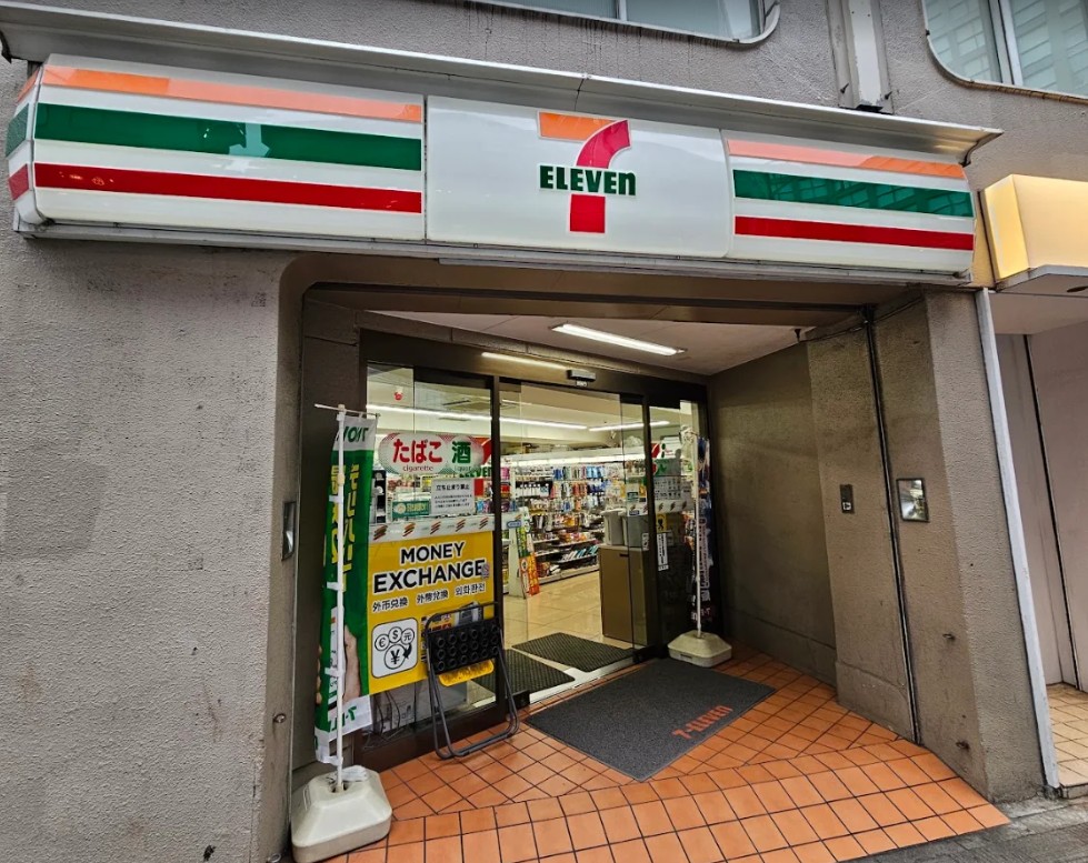 コンビニ　セブンイレブン新宿4丁目明治通り店（コンビニ）まで224m