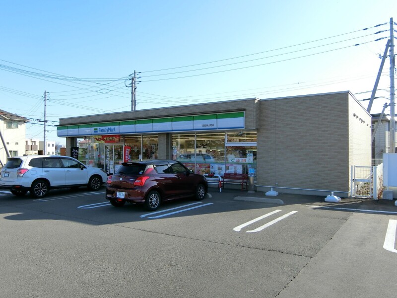 コンビニ　ファミリーマート北斗七重浜店（コンビニ）まで96m