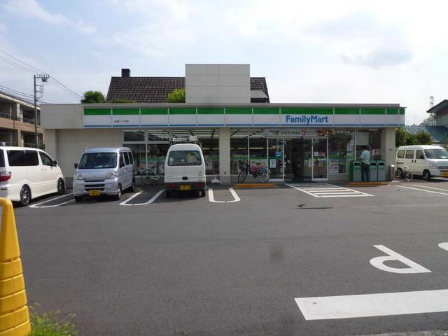 コンビニ　ファミリーマート（コンビニ）まで320m