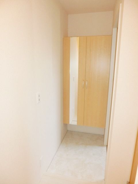 玄関　玄関にはシューズボックスがあります