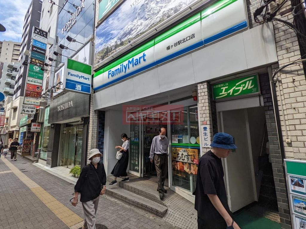 コンビニ　ファミリーマート幡ヶ谷駅北口店（コンビニ）まで100m