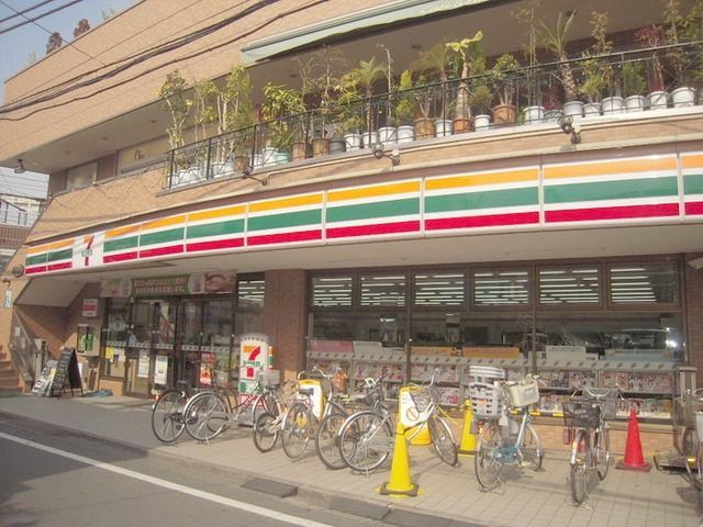 コンビニ　セブンイレブン（コンビニ）まで300m