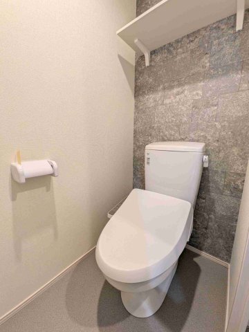 トイレ　落ち着いた色調のトイレです