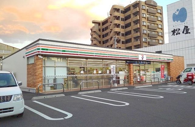 コンビニ　セブンイレブン（コンビニ）まで500m