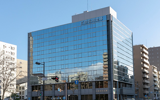 銀行　広島信用金庫本店（銀行）まで423m