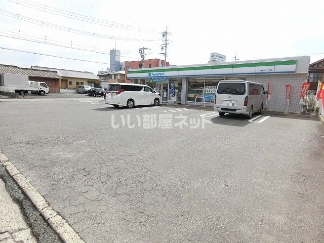 コンビニ　ファミリーマート津栄町二丁目店（コンビニ）まで629m