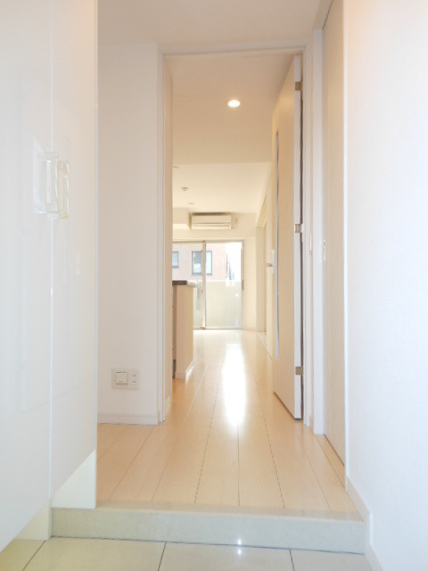 玄関　玄関から明るい雰囲気の白を基調としたお部屋です。