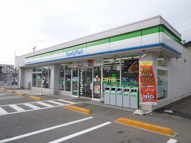 コンビニ　ファミリーマート（コンビニ）まで110m