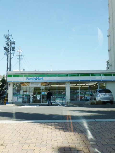 コンビニ　ファミリーマート今池南店（コンビニ）まで298m