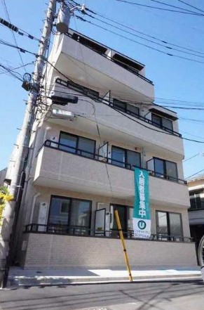 建物外観　鉄筋コンクリート造のがっちりとした建物。