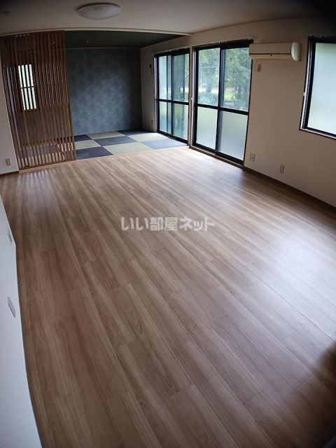 パークハウス鷹丘 D棟の居間写真