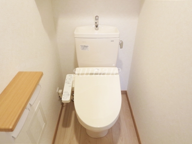 トイレ　嬉しい温水洗浄機能付きトイレです☆