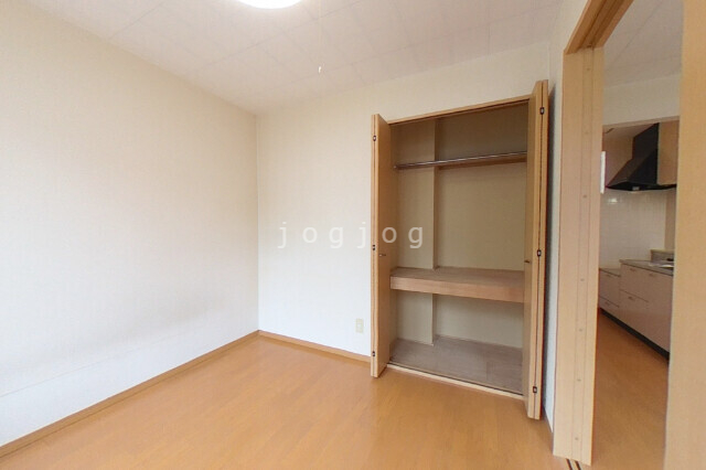 その他部屋・スペース　洋室は４．５帖と一人暮らしには十分な広さです。