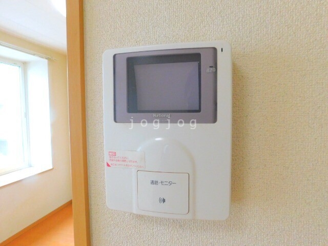 セキュリティ　来訪者の顔を確認できるテレビインターホン付きです。