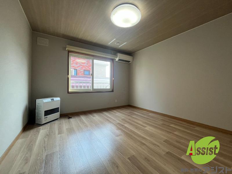 その他部屋・スペース　こちらのお部屋は光が差し込む、温かみのあるお部屋です。