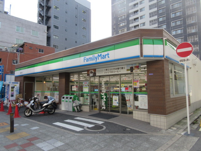コンビニ　ファミリーマート（コンビニ）まで77m