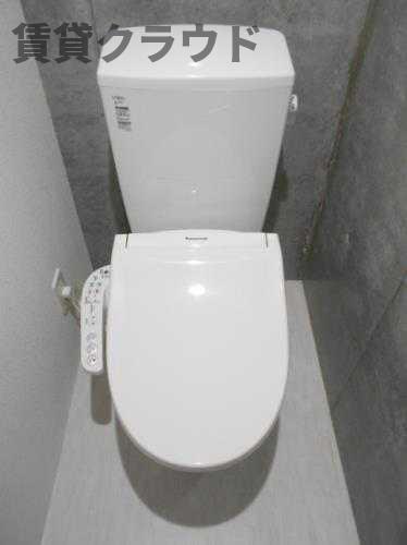 トイレ　トイレの壁もコンクリート打ち放しです！
