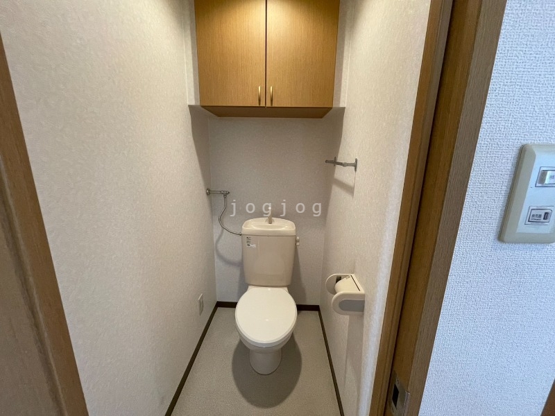 トイレ　収納付きの綺麗で快適なトイレです。