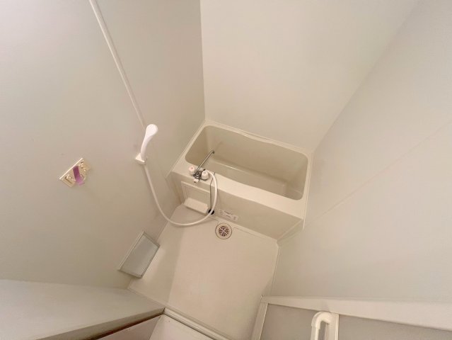 バス・シャワールーム　広めのお風呂は一日の疲れを癒してくれます。