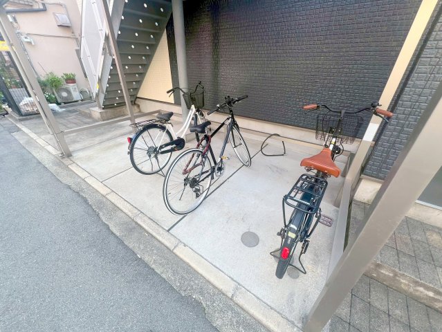 駐車場　敷地内には入居者専用の駐輪スペースもあります。