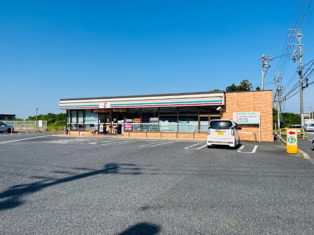 コンビニ　セブンイレブン亀山菅内町店（コンビニ）まで737m