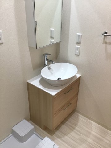 洗面設備　オシャレな洗面台つき