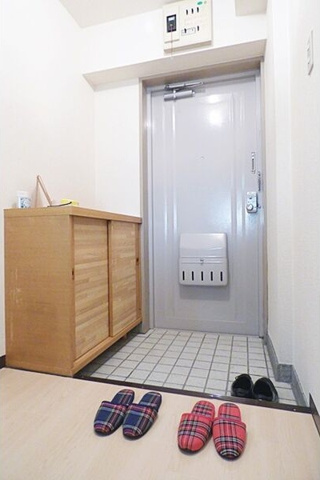 玄関　※写真は同じマンションの違う部屋のものになります。