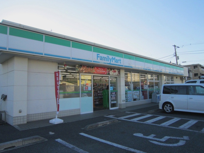 コンビニ　ファミリーマート（コンビニ）まで240m