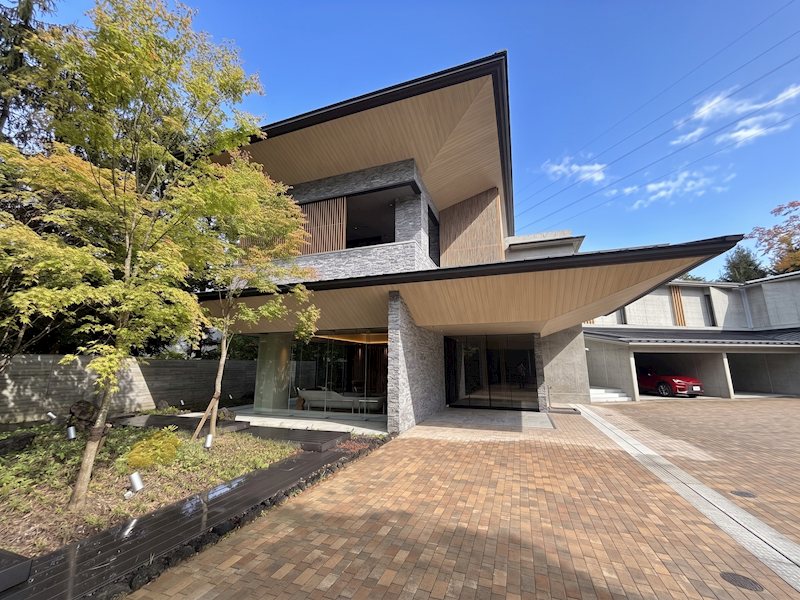 建物外観　敷地内の植栽も美しいです。