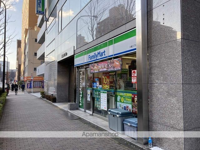 コンビニ　ファミリーマート入船三丁目店（コンビニ）まで295m