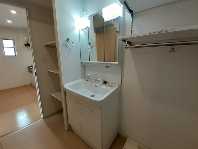 洗面設備　三面鏡で身支度バッチリ♪