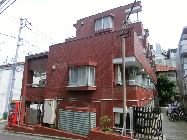 建物外観　RC造4階建ての1階部分！