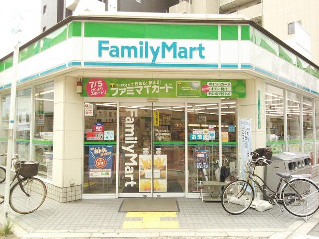 コンビニ　ファミリーマート阪急三国駅西店（コンビニ）まで218m
