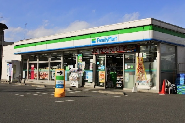 コンビニ　ファミリーマート東青梅四丁目店（コンビニ）まで299m