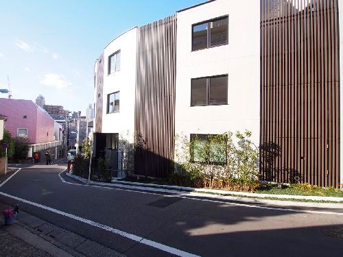 その他　道に沿って傾斜とカーブを描く外観